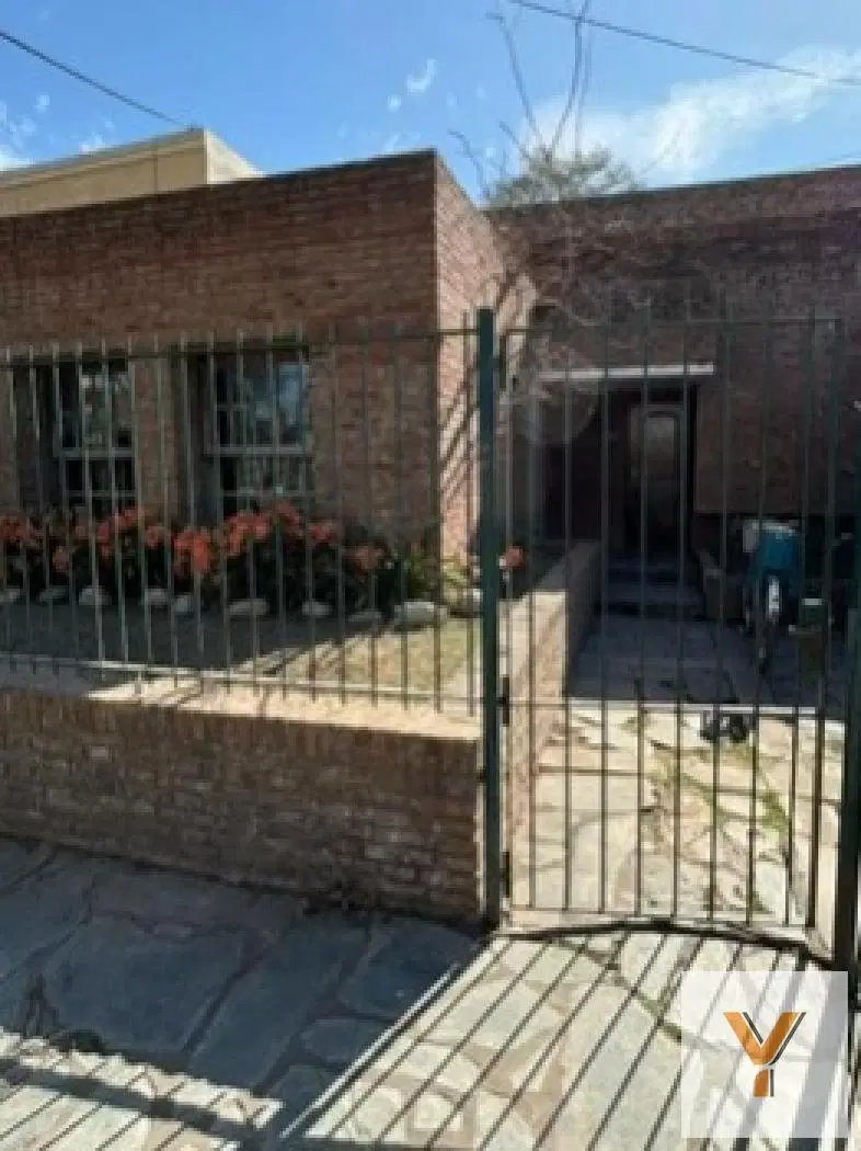 Casa en venta - 3 Dormitorios 3 Baños - Capitán Sarmiento 2