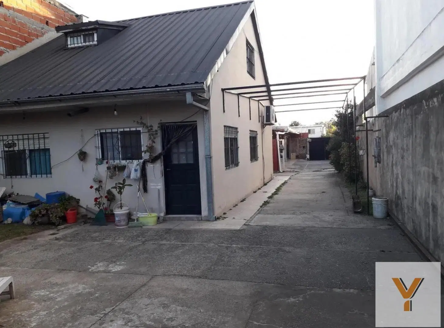 Casa en venta - 4 Dormitorios 2 Baños - Quilmes Oeste 1