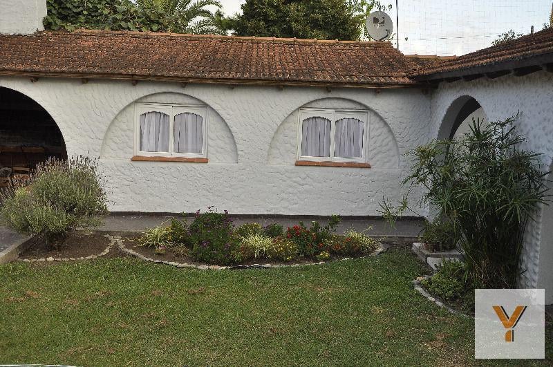 Quinta en venta - 8 dormitorios 5 baños - 600mts2 - La Plata