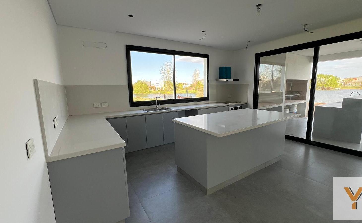 Foto de Casa en venta - 3 Dormitorios 4 Baños - Cochera - 824Mts2 - Escobar, imagen 1