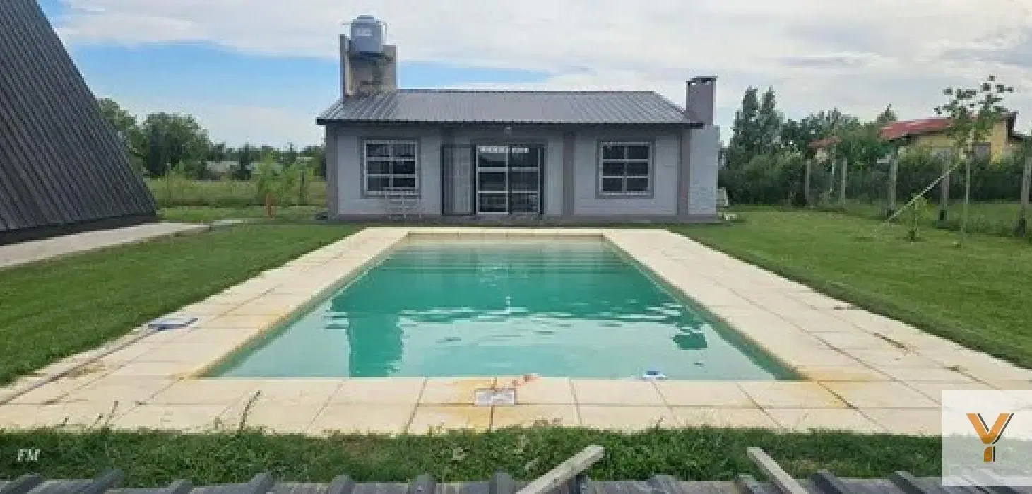 Casa en venta - 3 Dormitorios 2 Baños - Florencio Varela 3