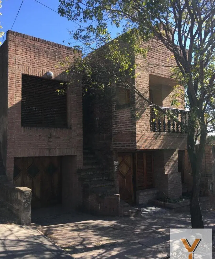 Casa en venta - 4 Dormitorios 3 Baños - Córdoba 2