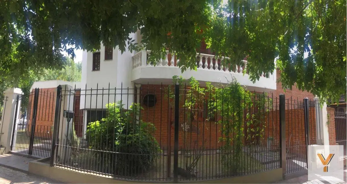Casa en venta - 3 Dormitorios 2 Baños 2 Cocheras - 200Mts2 - Monte Grande 5