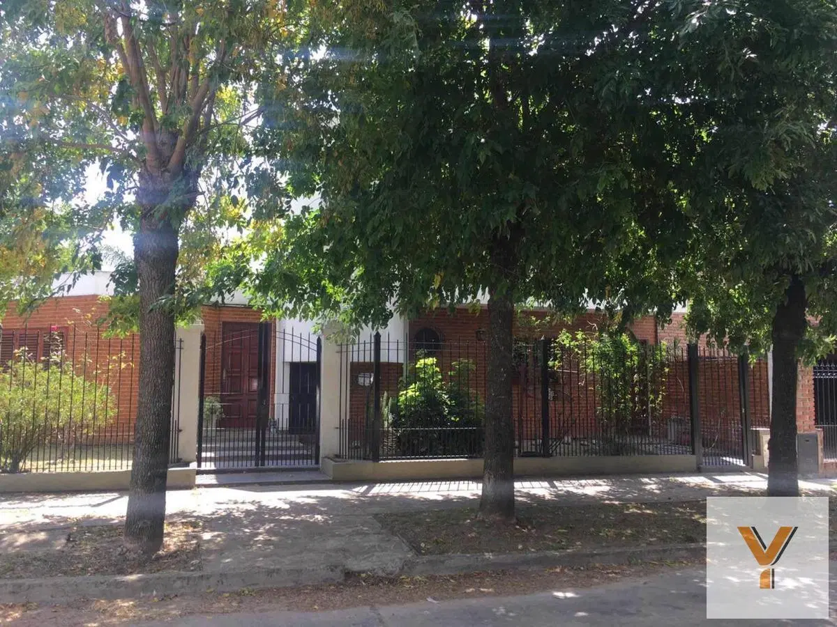 Casa en venta - 3 Dormitorios 2 Baños 2 Cocheras - 200Mts2 - Monte Grande 4