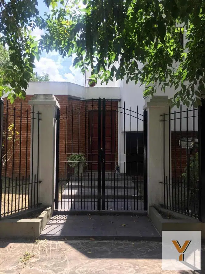 Casa en venta - 3 Dormitorios 2 Baños 2 Cocheras - 200Mts2 - Monte Grande 2
