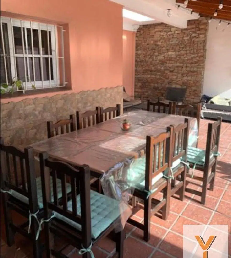 Casa en venta - 4 dormitorios 2 baños - 230mts2 - Sarandi 2