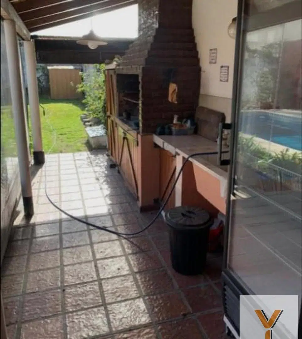 Casa en venta - 4 dormitorios 2 baños - 230mts2 - Sarandi 4