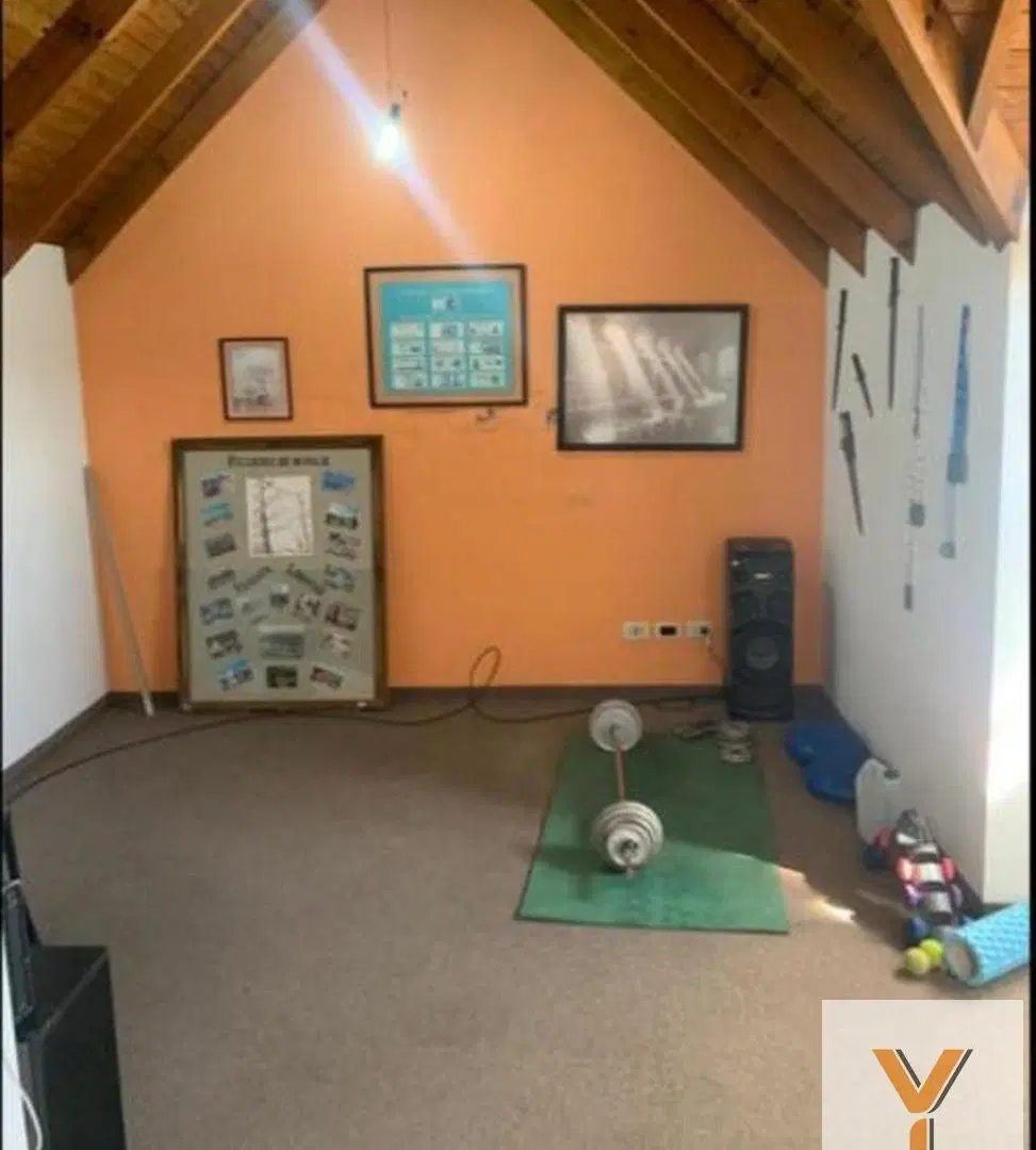 Casa en venta - 4 dormitorios 2 baños - 230mts2 - Sarandi 5