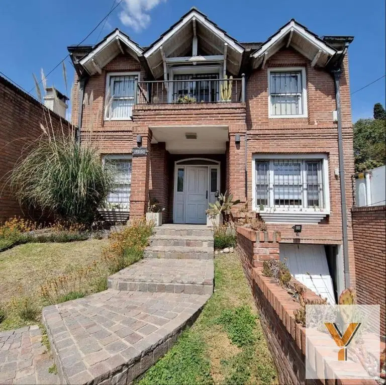 Casa en venta - 4 Dormitorios 3 Baños - Cochera - 400Mts2 - Ituzaingó 3