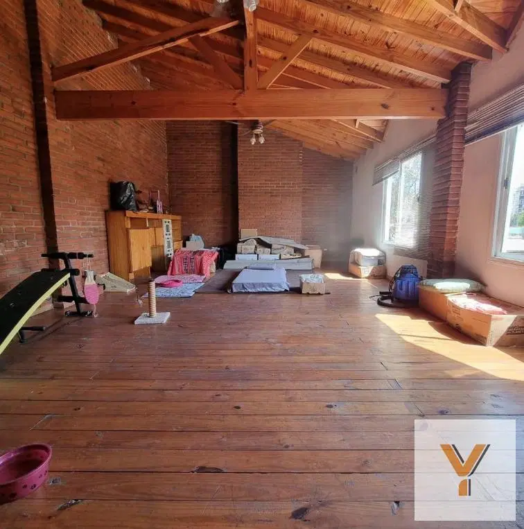 Casa en venta - 4 Dormitorios 3 Baños - Cochera - 400Mts2 - Ituzaingó 5