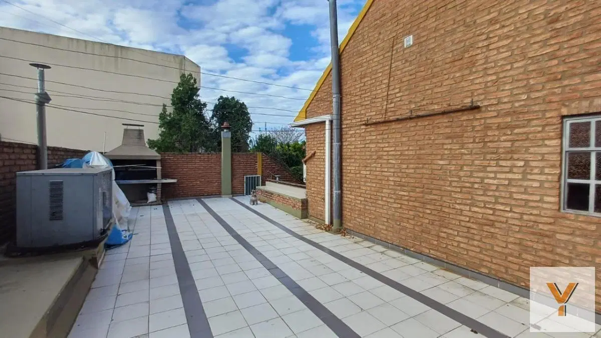 Casa en venta - 4 Dormitorios 3 Baños - 221mts2 - Quilmes 3
