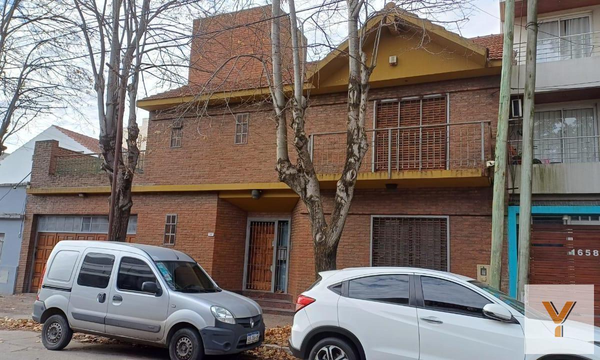 Casa en venta - 4 Dormitorios 3 Baños - 221mts2 - Quilmes