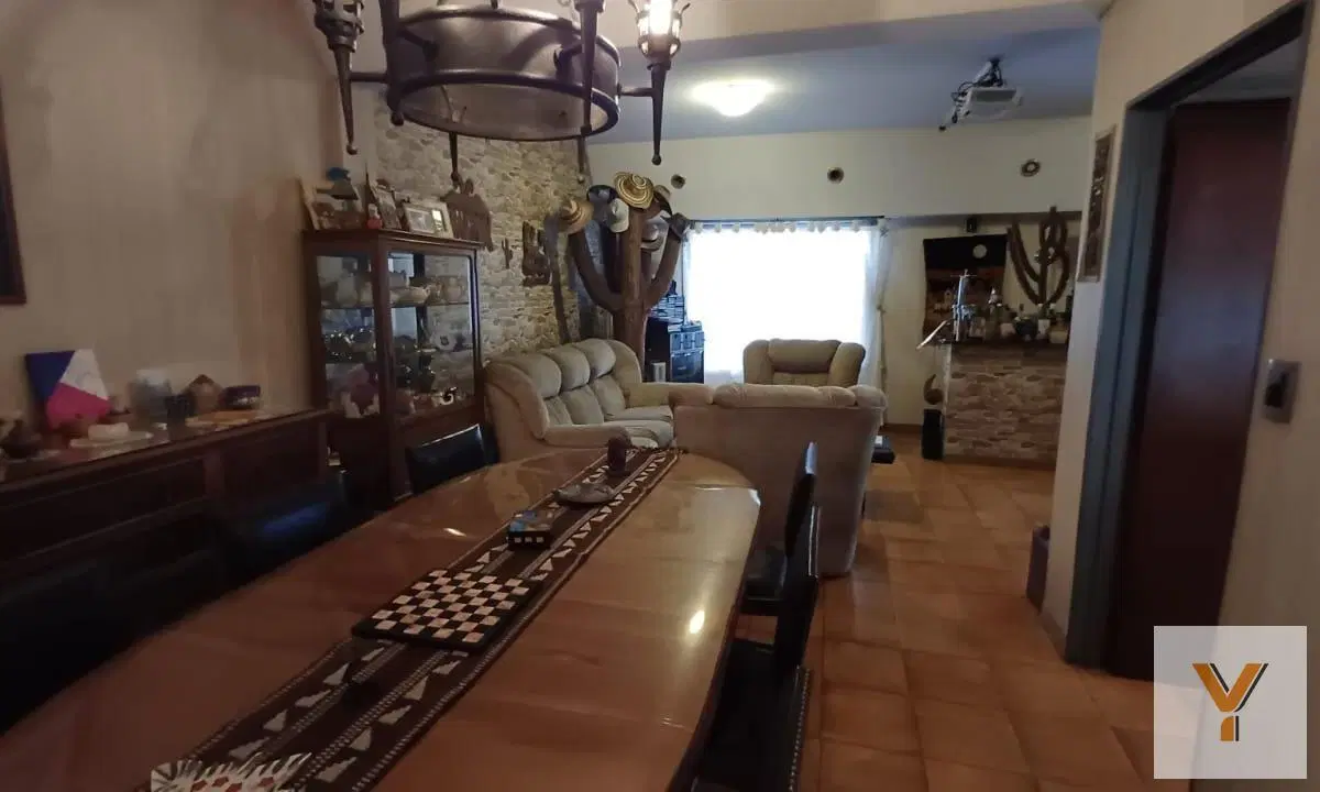 Casa en venta - 4 Dormitorios 3 Baños - 221mts2 - Quilmes 2