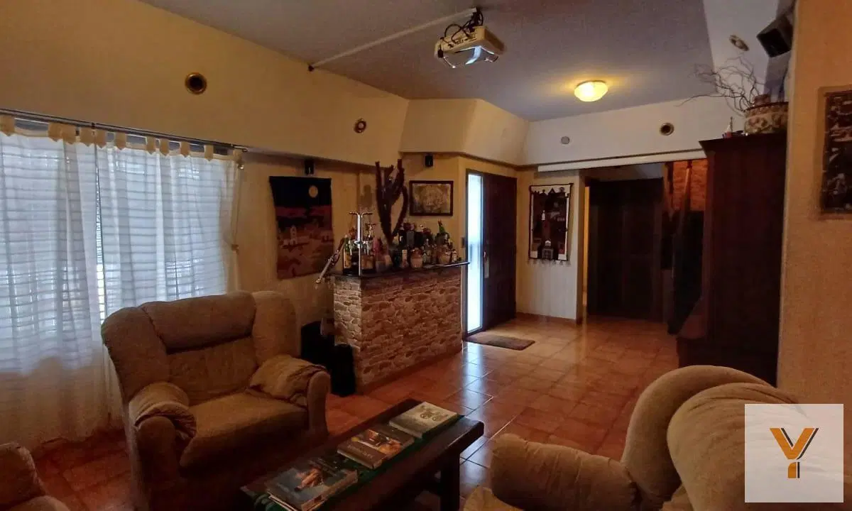 Casa en venta - 4 Dormitorios 3 Baños - 221mts2 - Quilmes 4