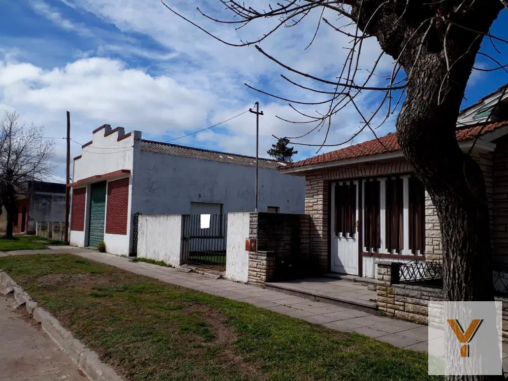 Casa en venta - 3 Dormitorios 2 Baños 4 Cocheras - 600Mts2 - Mechongue 2