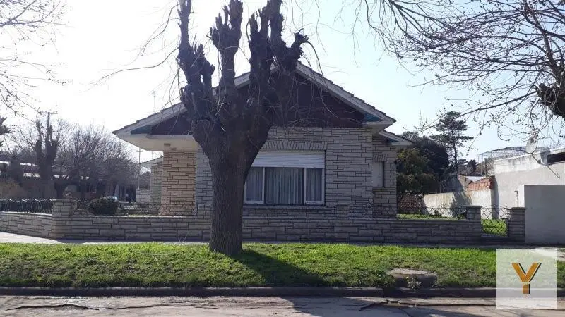 Casa en venta - 3 Dormitorios 2 Baños 4 Cocheras - 600Mts2 - Mechongue 4