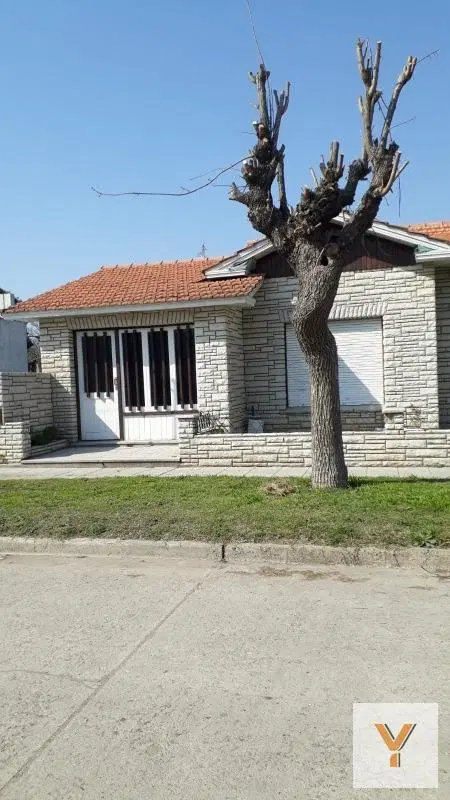 Casa en venta - 3 Dormitorios 2 Baños 4 Cocheras - 600Mts2 - Mechongue 5