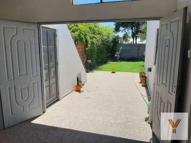 Casa en venta - 3 dormitorios 2 baños - Cochera - 144mts2 - Villa Elvira 4