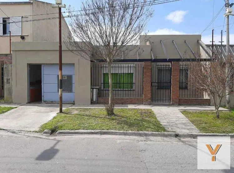 Casa en venta - 3 dormitorios 2 baños - Cochera - 144mts2 - Villa Elvira 3