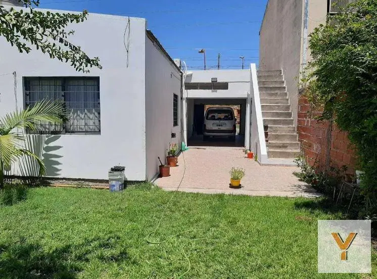 Casa en venta - 3 dormitorios 2 baños - Cochera - 144mts2 - Villa Elvira 5