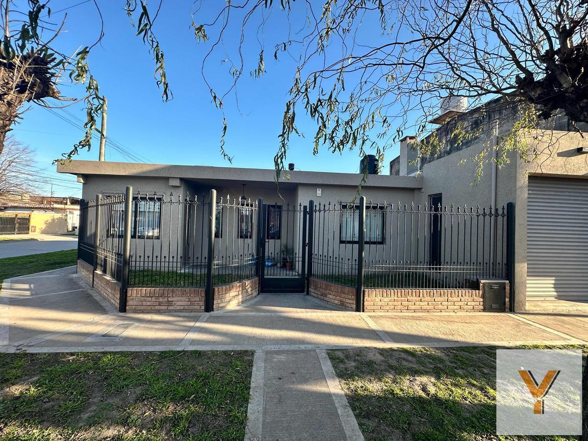 Casa en venta - 2 Dormitorios 1 Baño - Cochera - 206,19Mts2 - Marcos Paz