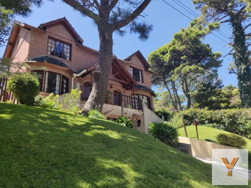 Casa en venta - 3 dormitorios 4 baños 2 cocheras - 332mts2 - Villa Gesell
