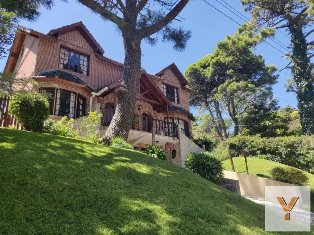 Casa en venta - 3 dormitorios 4 baños 2 cocheras - 332mts2 - Villa Gesell 2