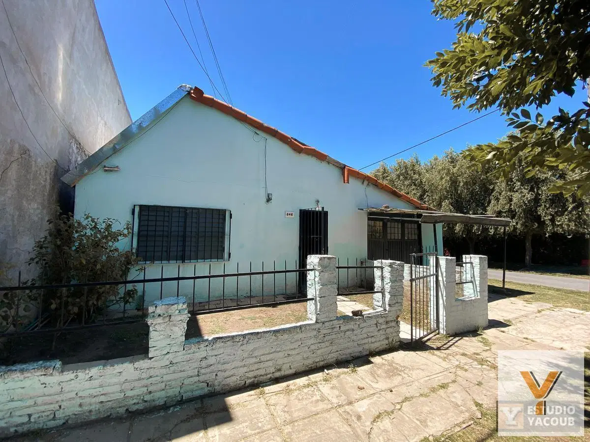 Casa en venta - 2 Dormitorios 1 Baño 1 Cochera - 125Mts2 - Villa Elvira 2