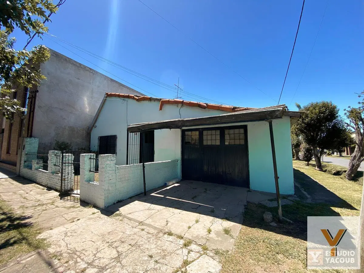 Casa en venta - 2 Dormitorios 1 Baño 1 Cochera - 125Mts2 - Villa Elvira 3