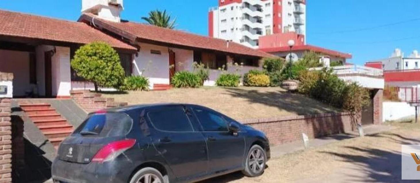 Casa en venta - 3 Dormitorios 3 Baños - Cochera - Villa Gesell