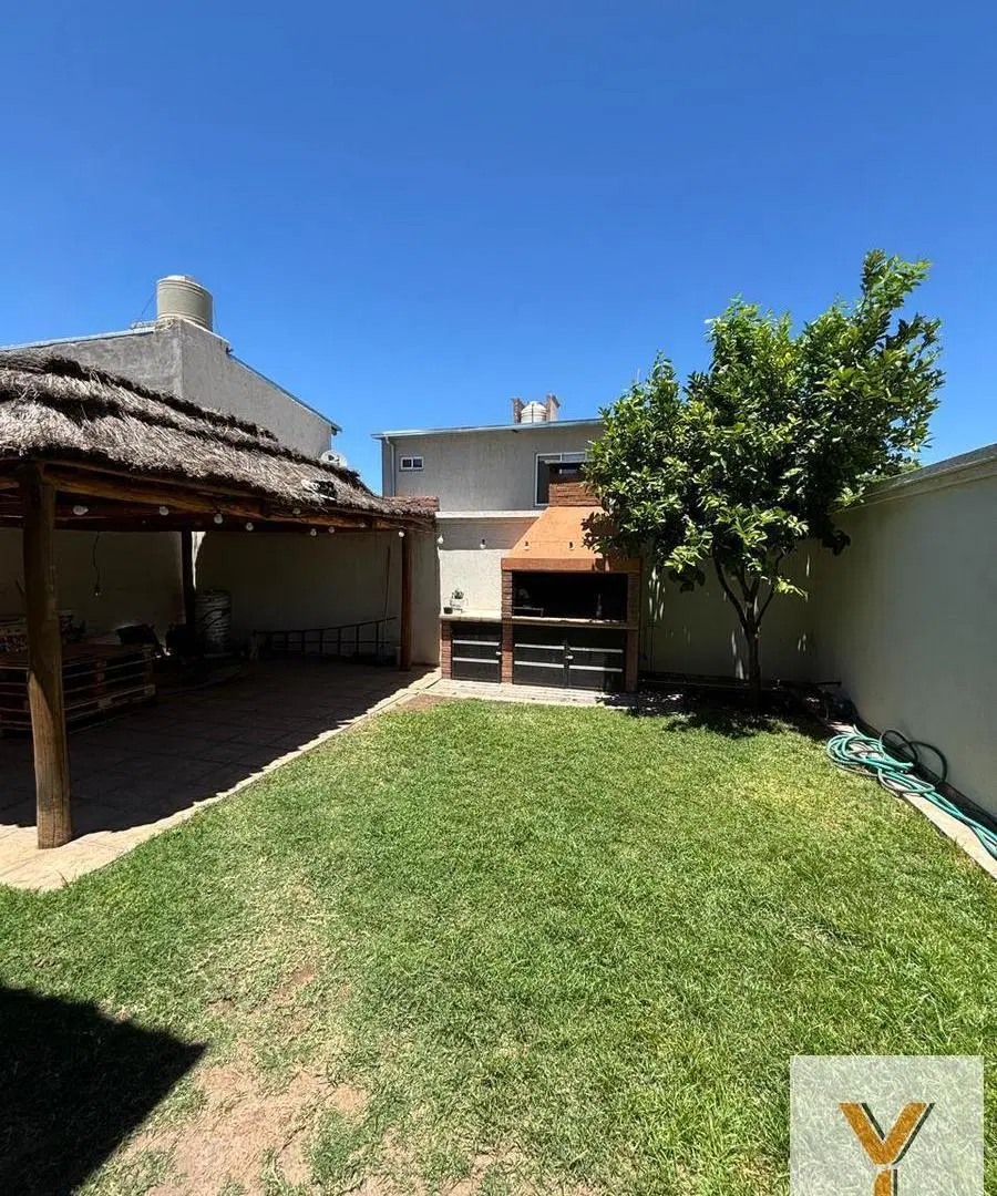 Casa en venta - 4 Dormitorios 2 Baños - General Alvear 4
