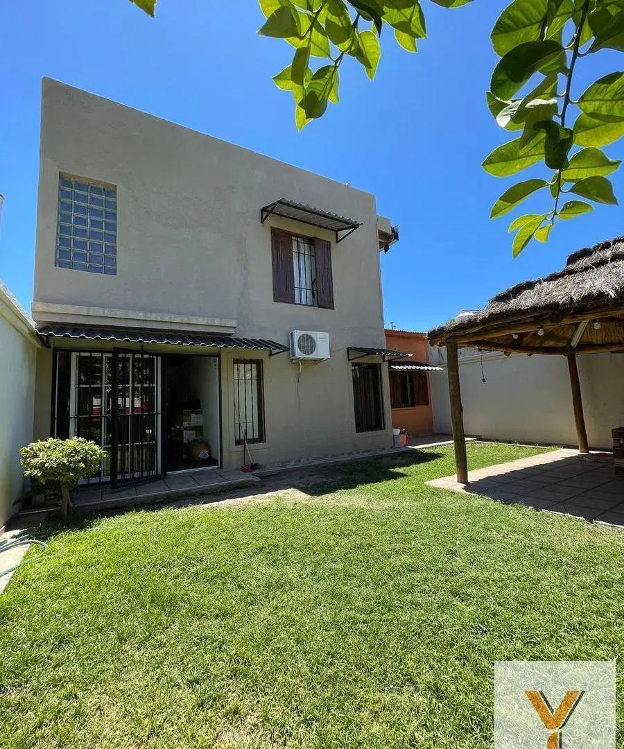 Casa en venta - 4 Dormitorios 2 Baños - General Alvear 5