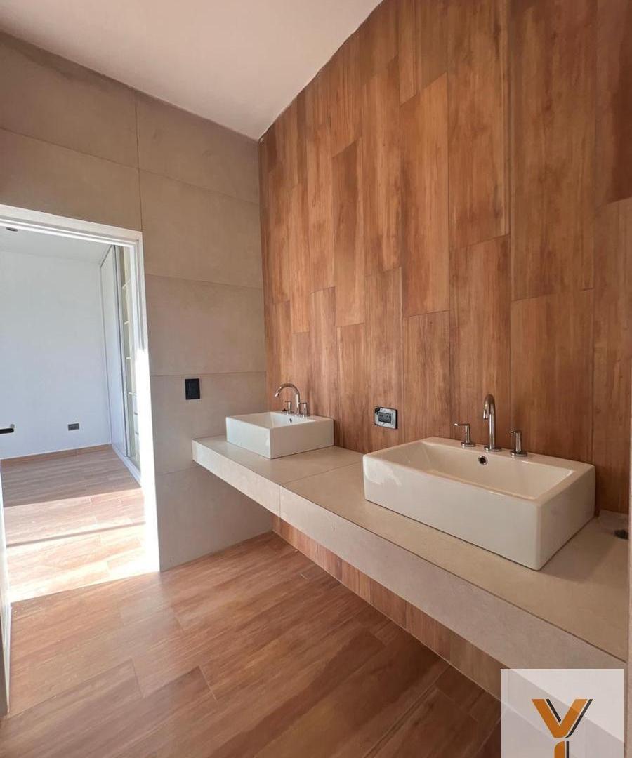 Casa en venta - 3 Dormitorios 2 Baños - Luján
