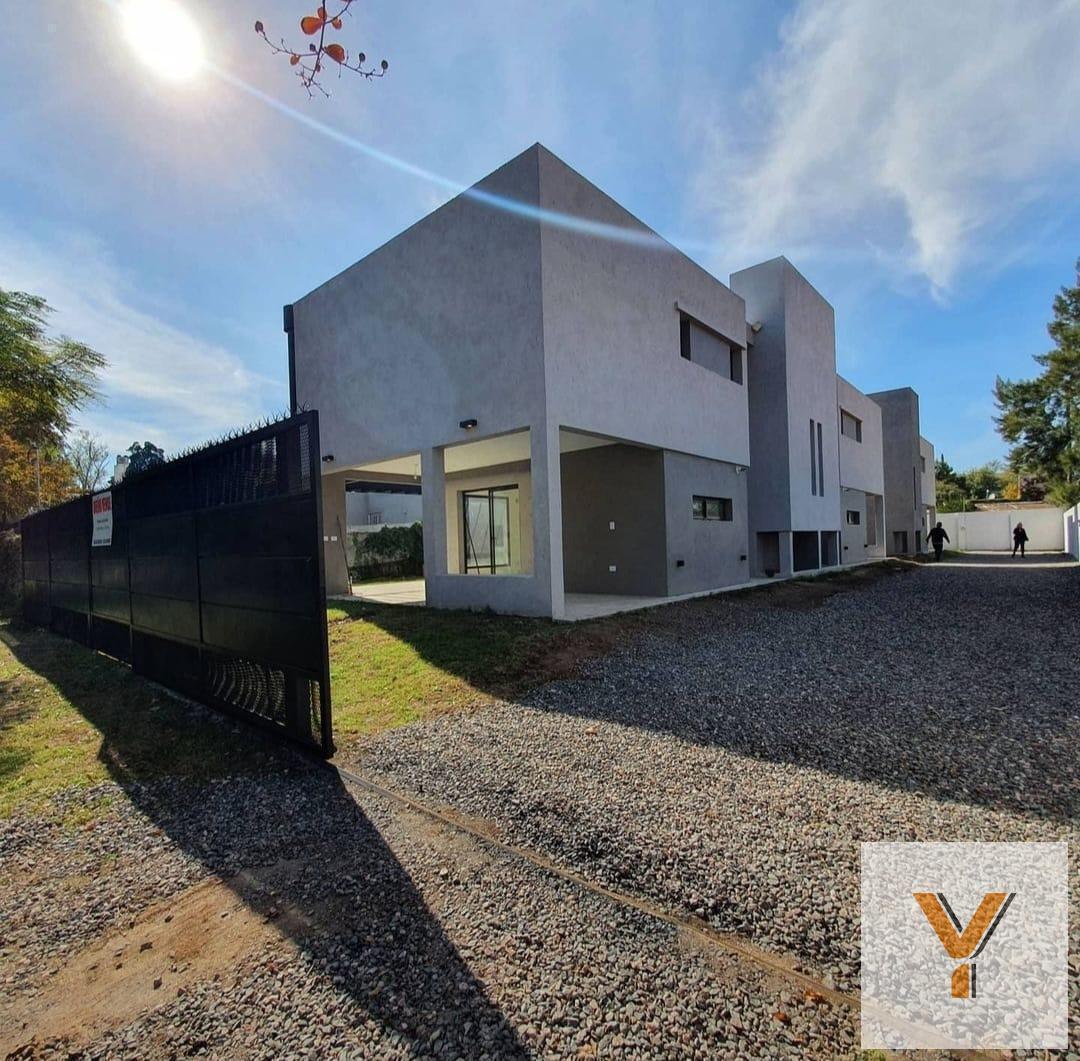 Casa en venta - 3 Dormitorios 3 Baños - 252Mts2 - Villa Quisquizate, Córdoba