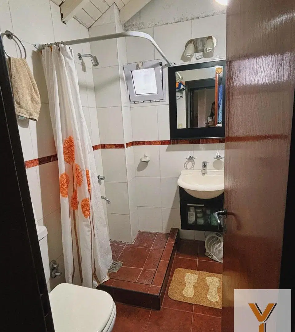 Casa en venta - 3 Dormitorios 2 Baños - Cochera - Berazategui 2