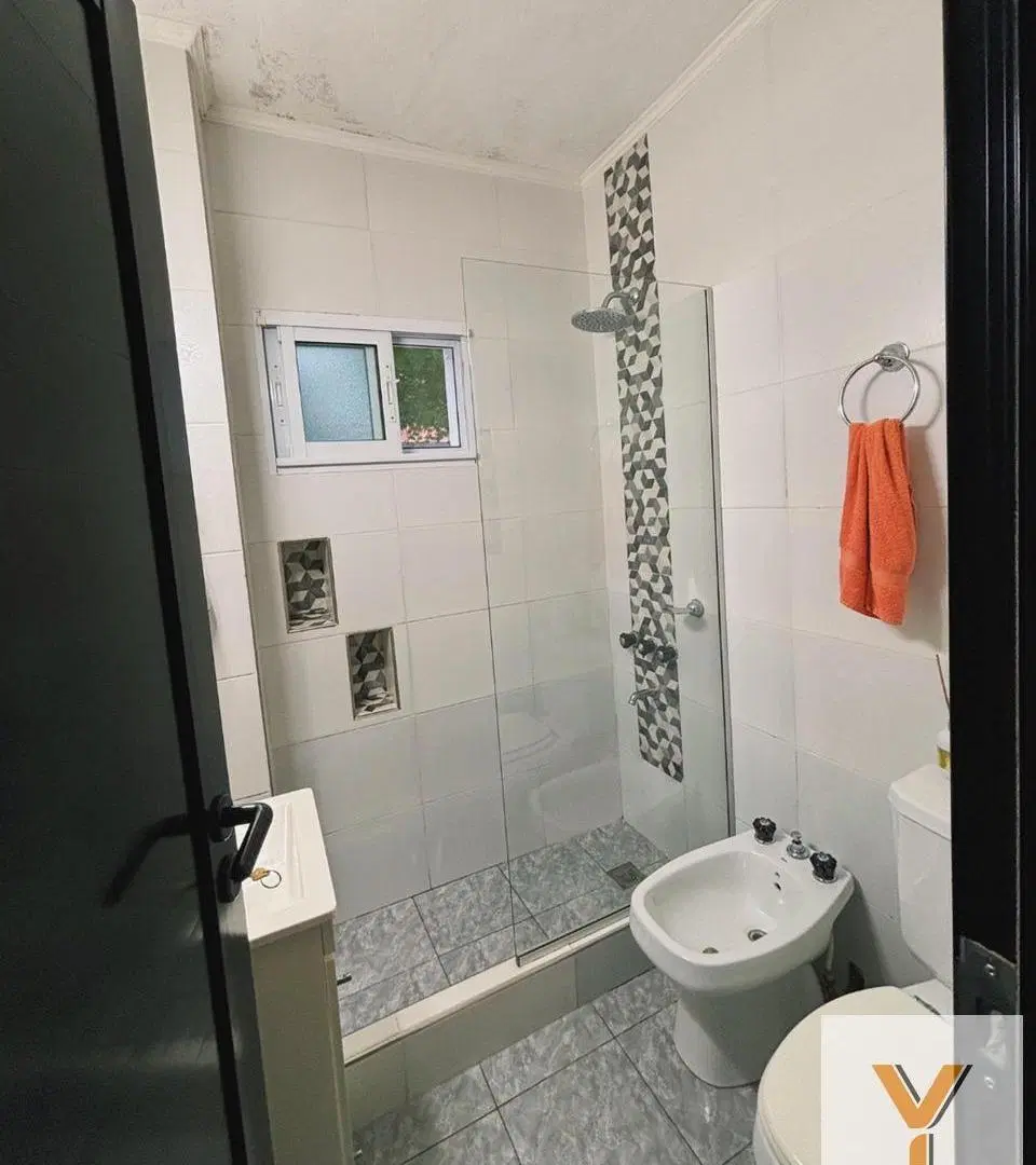 Casa en venta - 3 Dormitorios 2 Baños - Cochera - Berazategui 5