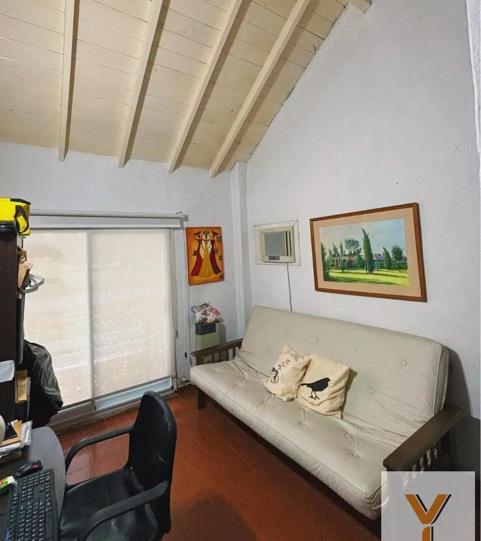 Casa en venta - 3 Dormitorios 2 Baños - Cochera - Berazategui 4