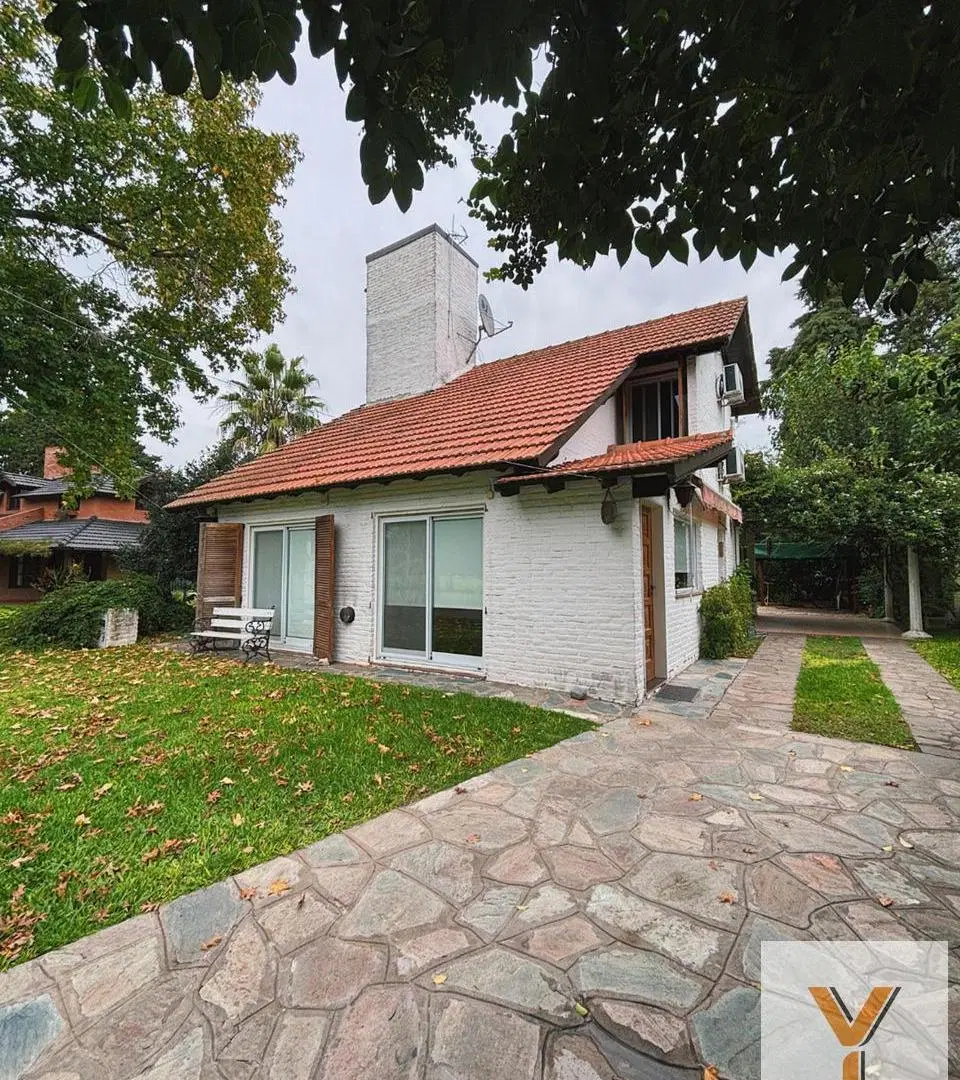 Casa en venta - 3 Dormitorios 2 Baños - Cochera - Berazategui 3