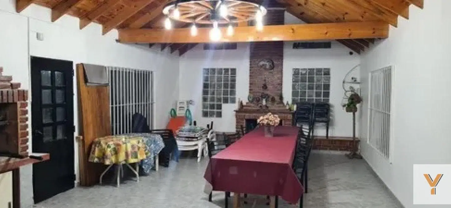 Casa en venta - 3 Dormitorios 3 Baños - Berazategui 2