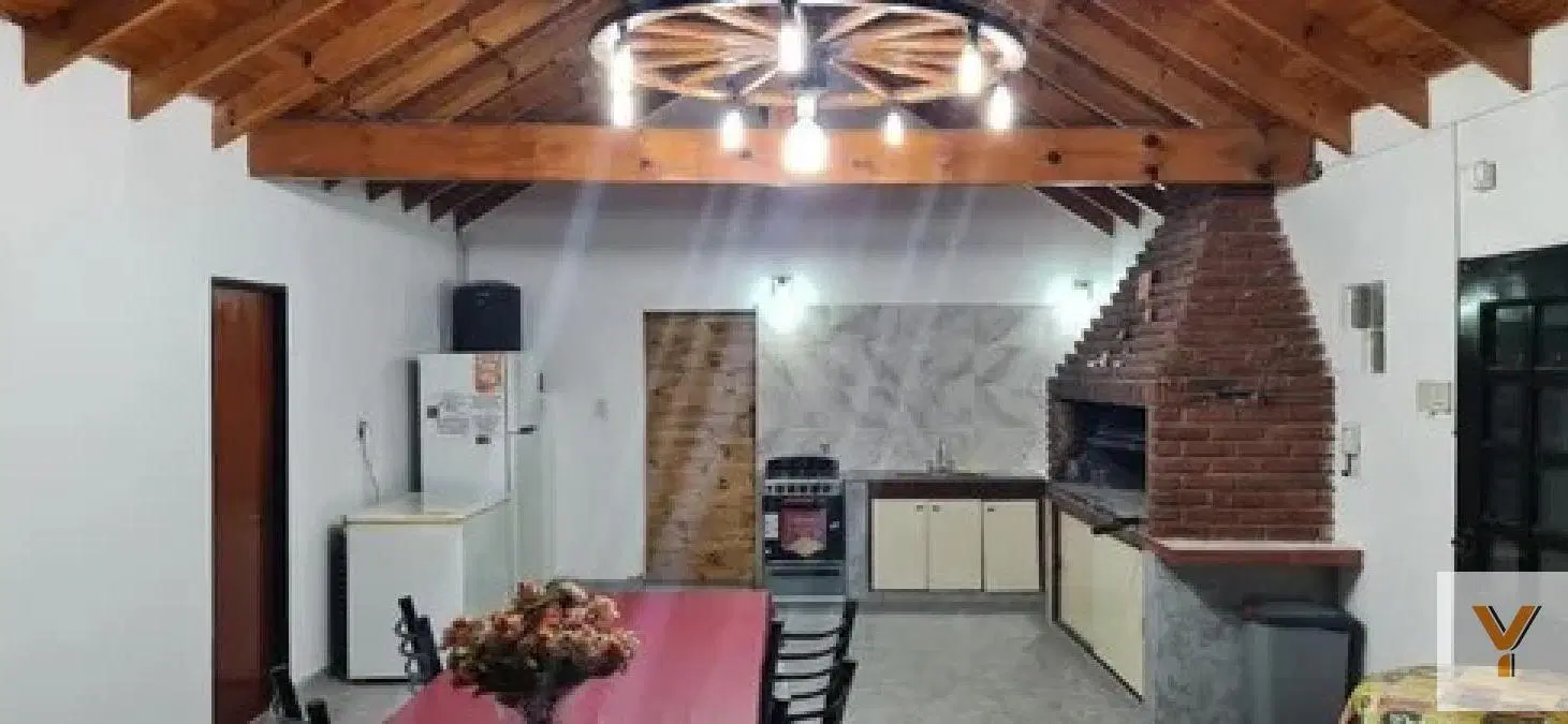 Casa en venta - 3 Dormitorios 3 Baños - Berazategui 1