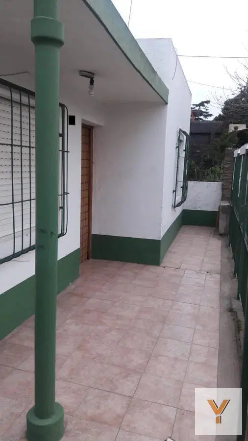 Casa en venta - 5 dormitorios 2 baños - patio departamento - 300mts2 - Merlo 2