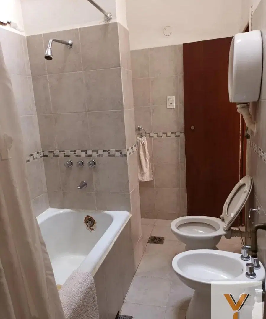 Casa en venta - 4 Dormitorios 2 Baños - La Plata 1