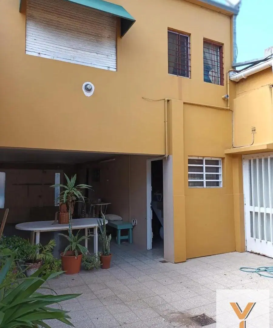 Casa en venta - 4 Dormitorios 2 Baños - La Plata 2