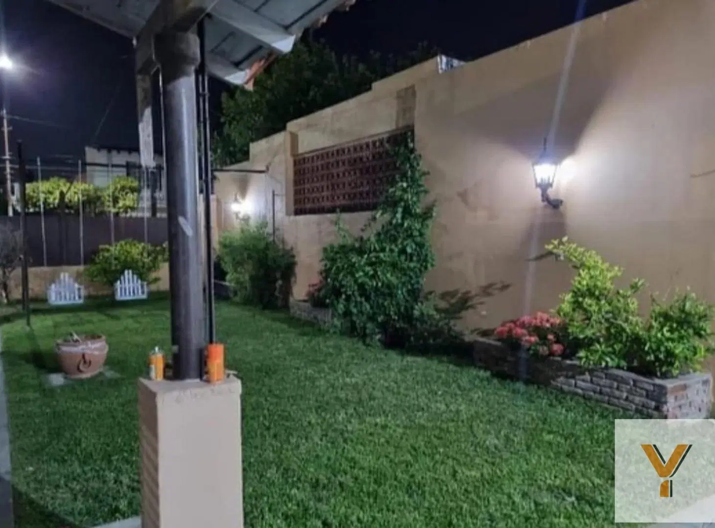 Casa en venta - 2 Dormitorios 3 Baños - 348Mts2 - Morón 5