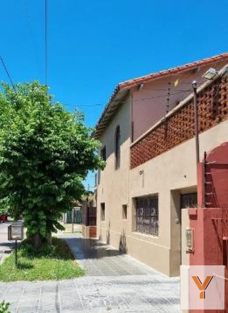Casa en venta - 2 Dormitorios 3 Baños - 348Mts2 - Morón 3