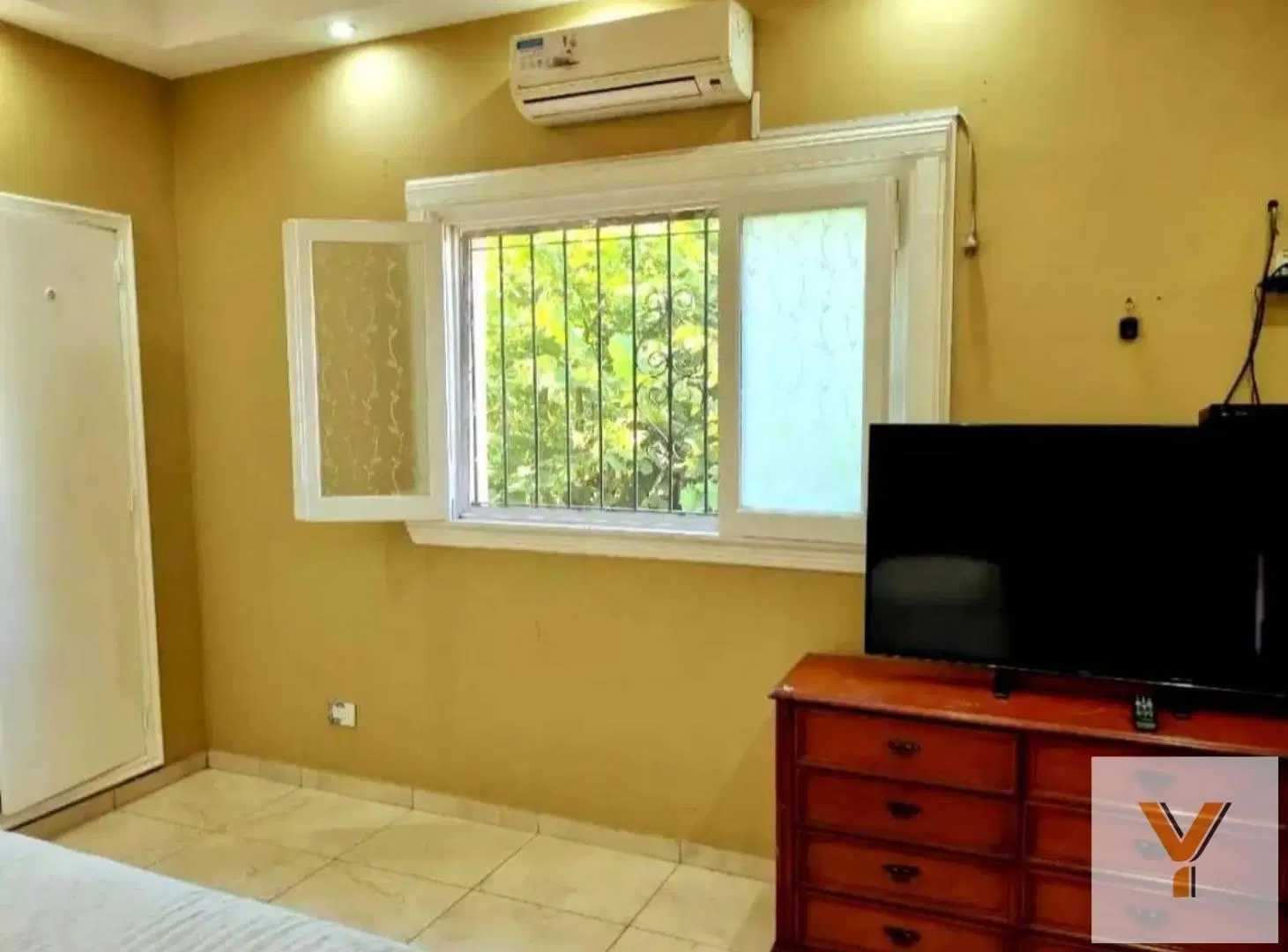 Casa en venta - 2 Dormitorios 3 Baños - 348Mts2 - Morón 4