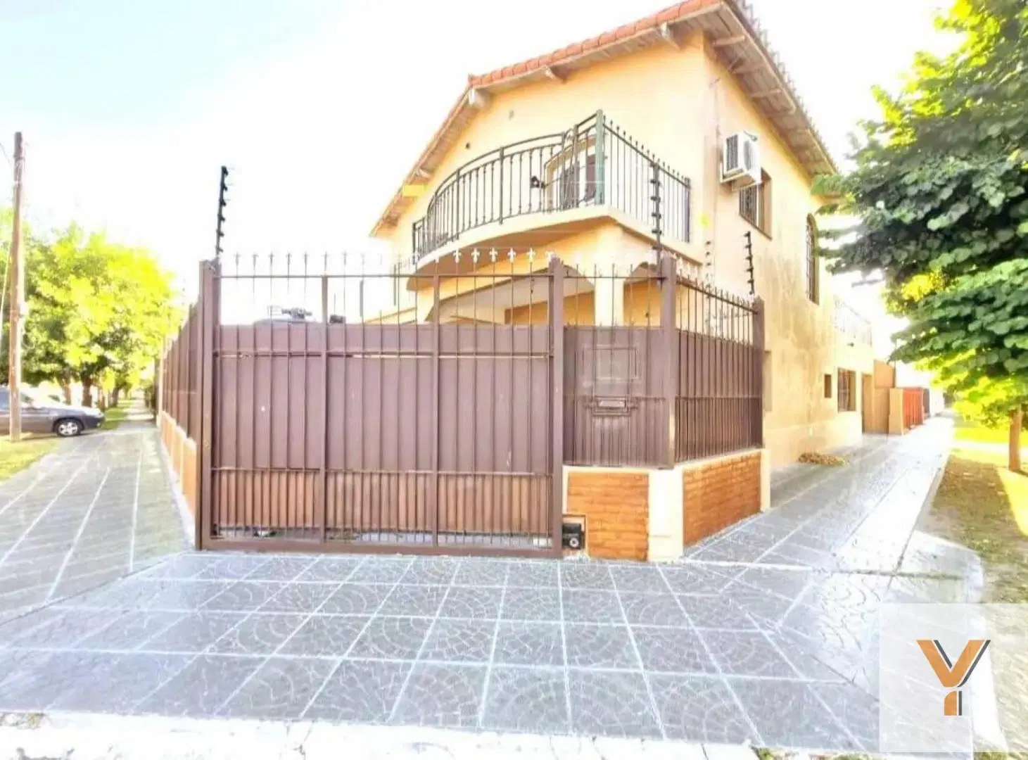 Casa en venta - 2 Dormitorios 3 Baños - 348Mts2 - Morón 2
