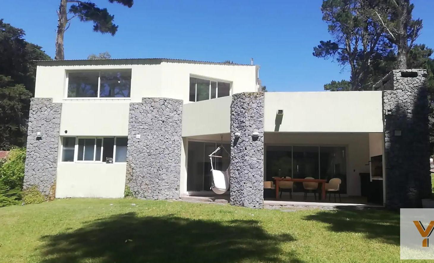 Casa en alquiler temporario - 3 Dormitorios 3 Baños - Pinamar