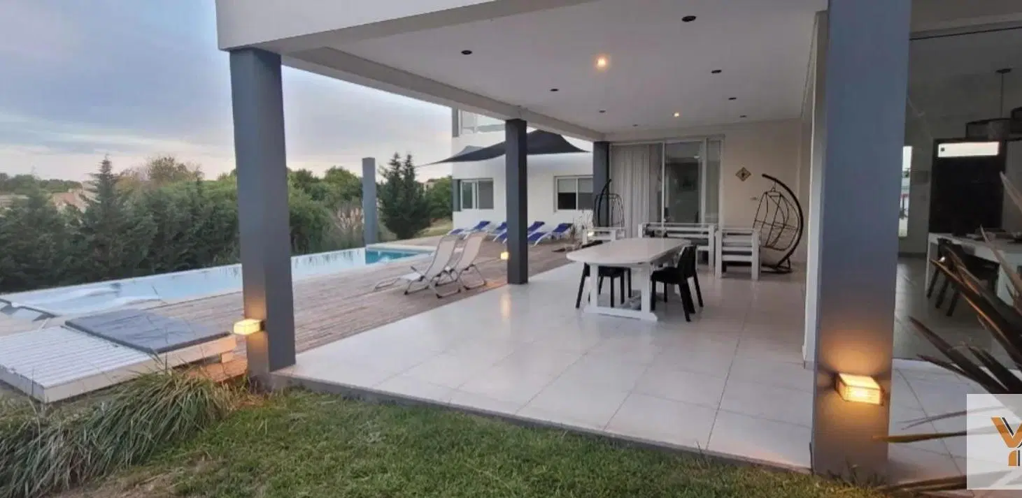 Casa en venta - 5 Dormitorios 4 Baños - 1.550Mts2 - Pinamar 2
