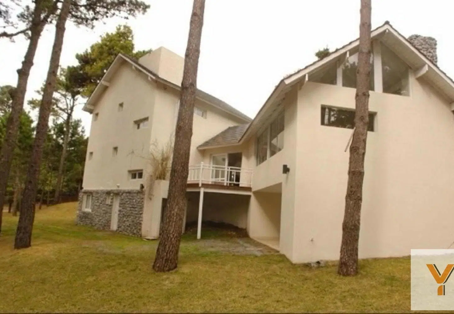 Casa en venta - 3 Dormitorios 4 Baños - Cariló 8
